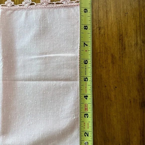 SOLD - Vintage Pink Linen Napkins with Crocheted Edges - Set of 4 - Picture 9 of 11